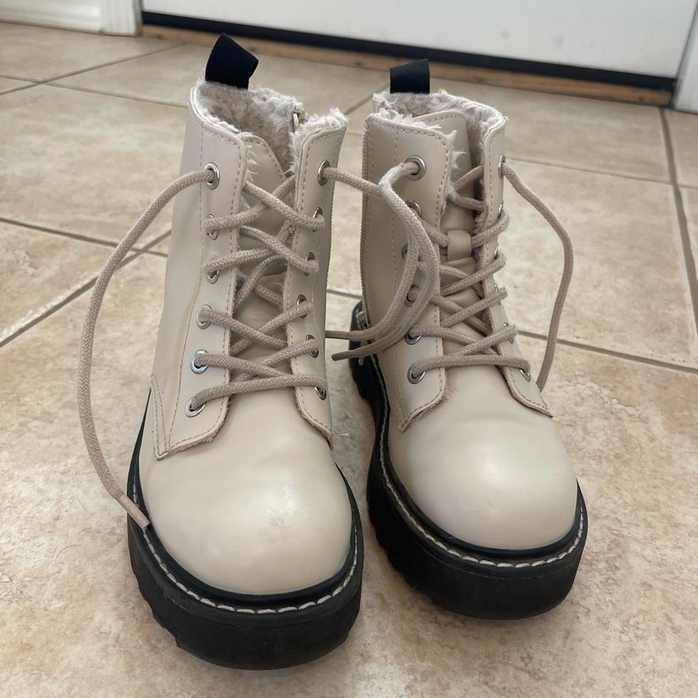 H&M girls cream colored boots!